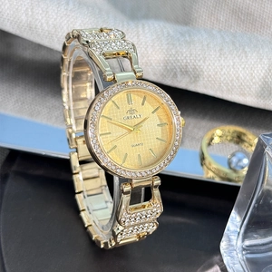 Détail de la montre à quartz dorée GREALY avec lunette sertie de diamants et bracelet chic
