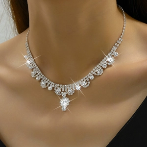 Détail d'un collier de luxe argenté à franges en strass avec effets d'éclats brillants