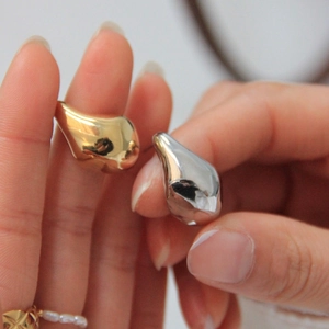 Irregular liquid metal teardrop rings in gold and silver finish for a trendy look