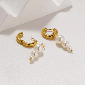 Pendientes de aro bañados en oro 18K con borla de tres perlas graduadas y estilo minimalista