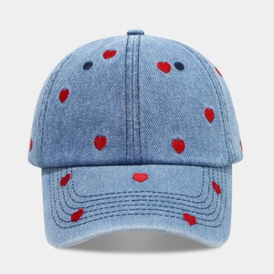 Casquette de baseball en jean avec broderies de cœurs rouges et visière courbée mode