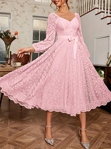 Robe longue en dentelle rose élégante avec col en V, manches longues et ceinture