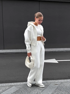 Survêtement blanc 3 pièces pour femme avec sweat à capuche court, gilet et jogging