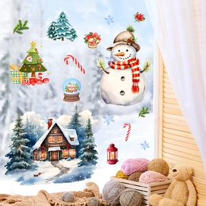 Scena festiva con pupazzo di neve, albero di Natale e decalcomanie Merry Christmas per finestre