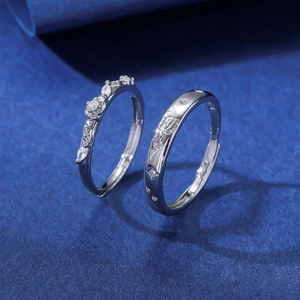 Coppia di anelli regolabili in argento per coppia con cristalli su sfondo blu scuro
