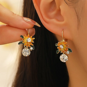 Boucles d'oreilles tournesol avec pétales orange et grands pendentifs en cristal