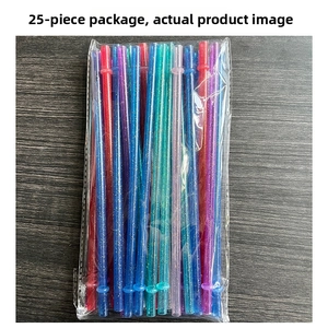 Dettaglio di 25 cannucce riutilizzabili in plastica con glitter dorati e anelli di fissaggio