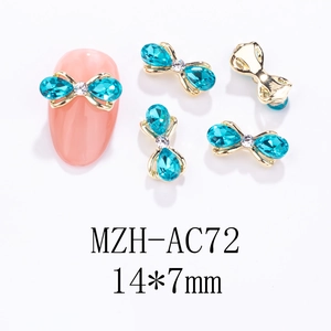 Makroaufnahme von 14x7mm blauem Edelstein-Schleifen-Nagelcharm mit goldenem Metallsockel