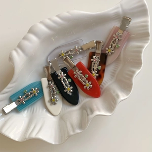 Barrettes à fleurs en métal de couleurs variées sur un plateau blanc, style coréen