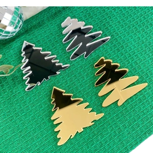 Acryl-Weihnachtsbaum-Cupcake-Topper in Gold und Silber auf grünem Waffelstoff-Hintergrund