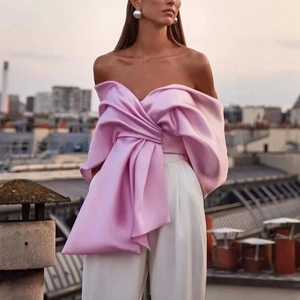 Haut chic en satin rose avec nœud et pantalon blanc à jambes larges et taille haute