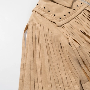 Detailaufnahme der camelfarbenen Wildlederjacke mit langen Fransen und schwarzen Nieten