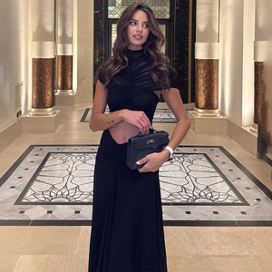 Abito lungo nero con collo alto, inserti in rete e sexy dettaglio cut-out in vita
