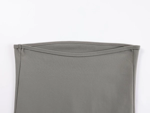 Dettaglio ravvicinato del tessuto a maglia elastica verde oliva con cuciture a doppio ago