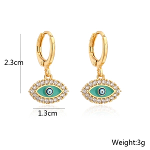 Detailansicht der gold-türkisen Evil-Eye-Ohrringe mit Maßen: 2,3 cm Höhe und 1,3 cm Breite