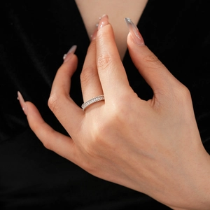 Gros plan de bagues serties de zircons élégants sur doigt avec fond noir intense