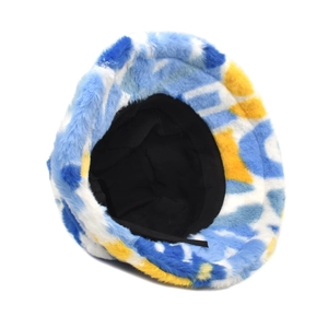 Vue détaillée de la texture en fausse fourrure douce et du motif abstrait du chapeau bob d'hiver