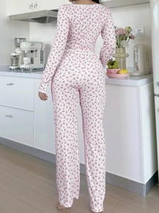 Vue arrière d'un ensemble de pyjama à imprimé cerise avec bords en dentelle blanche