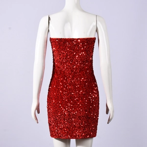 Détail du dos d'une robe bustier rouge à paillettes avec une texture brillante et ajustée