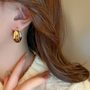 Minimalist gold U-shaped resin amber earrings with retro French design for women