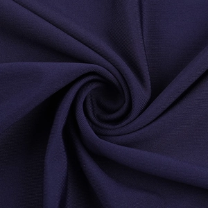 Vue macro d'un tissu en maille violet foncé montrant texture et élasticité