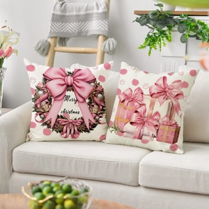 Lot de housses de coussin de Noël roses en lin avec couronne et cadeaux sur canapé