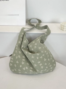 Sac bandoulière en toile à fleurs vert haricot avec motif floral blanc quotidien