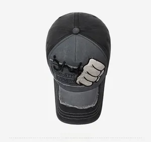 Détail de la casquette de baseball en denim délavé avec broderie poing et bords usés