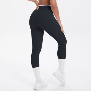Détail du legging de yoga taille haute avec bordure blanche et couture en V pour l'effet push-up