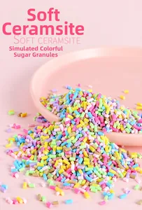Vue macro de vermicelles colorés en pâte polymère pastel pour l'artisanat et la déco DIY