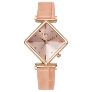 Montre quartz femme avec boîtier losange or rose et bracelet cuir rose poudré