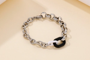 Vue détaillée d'un bracelet en acier inoxydable argenté avec maillons en résine