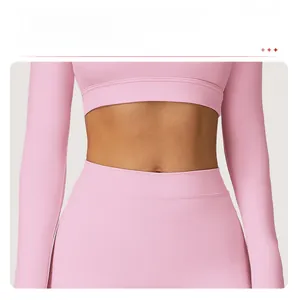 Dettaglio dei pantaloni da yoga rosa a vita alta con controllo dell'addome