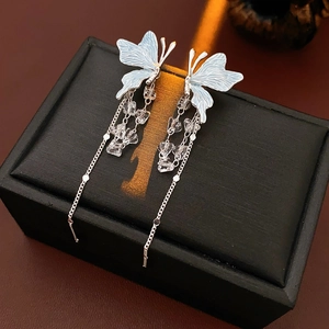 Détails de boucles d'oreilles papillon en argent avec émail bleu et longues pampilles