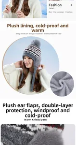 Détail du bonnet en tricot gris avec motifs rouges, doublure peluche et oreillettes