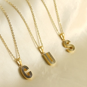 Collier lettre en acier inoxydable 18k doré avec pendentifs rayés sur du satin