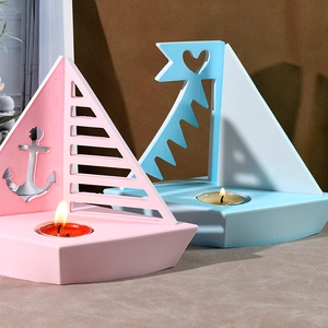 Dettaglio di stampi in silicone per candelabri a vela con piccole candele tealight