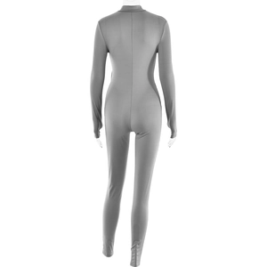 Détail de la combinaison grise à manches longues montrant la coupe ajustée et le design