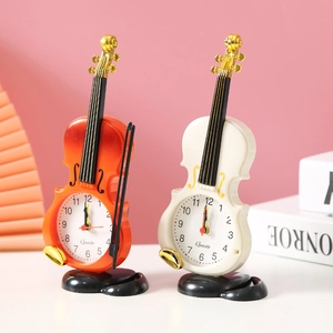 Sveglie creative a forma di violino con venature del legno arancio e bianco su rosa