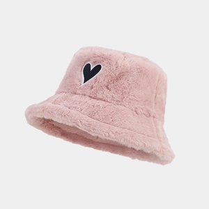 Rosa Plüsch-Anglerhut mit schwarzem Herz-Patch aus weichem Kunstfell im stilvollen Design