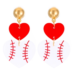 Détail de boucles d'oreilles cœur en acrylique rouge et blanc avec coutures de baseball