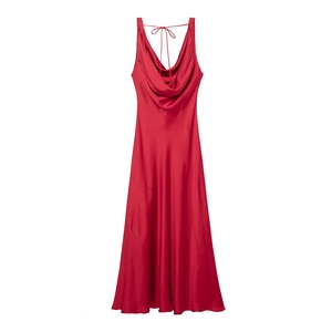 Détail d'une robe nuisette en satin rouge avec décolleté drapé élégant et fines bretelles