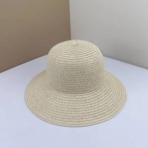 Cappello da sole in paglia intrecciata beige con corona rotonda e tesa media per l'estate