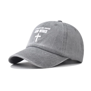 Détail d'une casquette en coton gris délavé avec imprimé croix God Wins