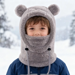 Détail du bonnet d'hiver en peluche grise pour enfant avec oreilles d'ours et cordon