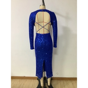 Détail d'une robe à paillettes bleues avec dos nu et fines bretelles croisées