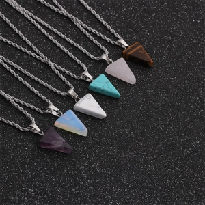 Lot de six colliers en acier inoxydable avec pendentifs triangulaires en pierre naturelle