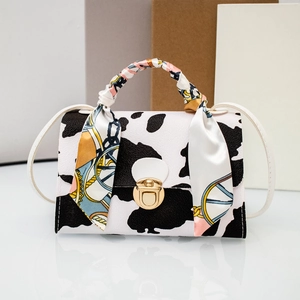 Mini borsa a mano con stampa mucca, fibbia dorata e dettaglio foulard in seta sul manico