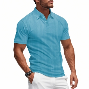 Gros plan d'un polo bleu ciel pour hommes avec des détails de texture nervurée verticale