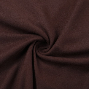 Makro-Detail des weichen dunkelbraunen Rippstricks mit Textur und Flexibilität
